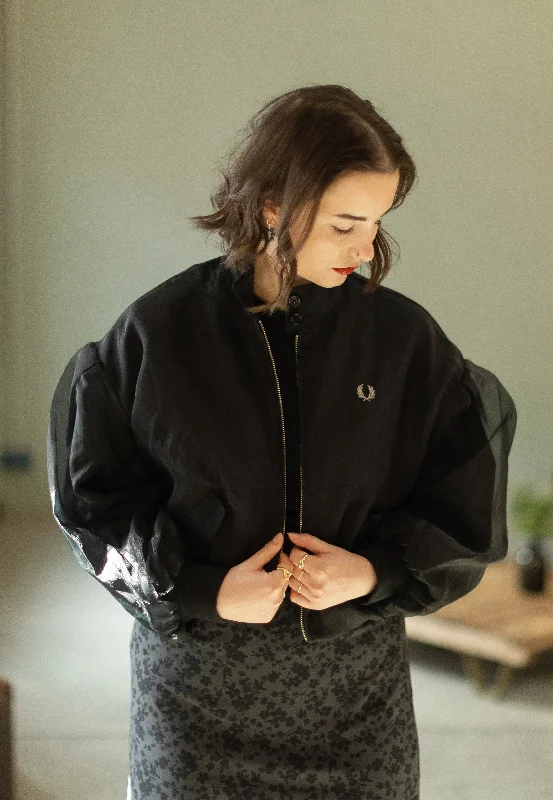 Shiny satin jackets with a ruffled and ruched detail for a more feminine lookFred Perry - Sheer Overlay Black - Jacket Shiny satin jackets with a ruffled and ruched detail for a more feminine lookFred Perry - Sheer Overlay Black - Jacket