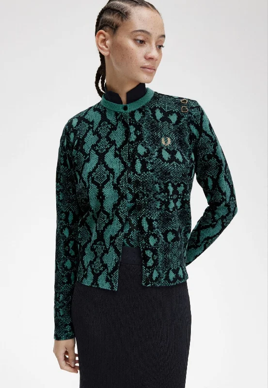 Long jackets with a tiered ruffle detail for a more feminine and playful lookFred Perry x Amy Winehouse - Snake Print Deep Mint - Cardigan Long jackets with a tiered ruffle detail for a more feminine and playful lookFred Perry x Amy Winehouse - Snake Print Deep Mint - Cardigan