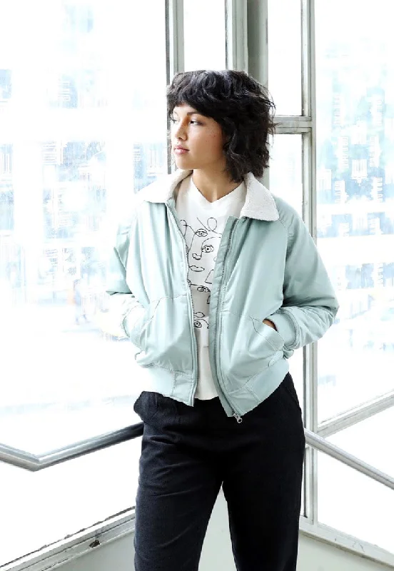 Denim jackets with a patchwork design for a unique and artsy lookIriedaily - Melly Pilot Light Sage - Jacket Denim jackets with a patchwork design for a unique and artsy lookIriedaily - Melly Pilot Light Sage - Jacket