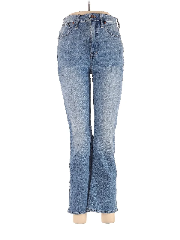 Denim jeans for a picnic in the park with a relaxed and comfortable fitBootleg Jeans in Light Wash Denim jeans for a picnic in the park with a relaxed and comfortable fitBootleg Jeans in Light Wash