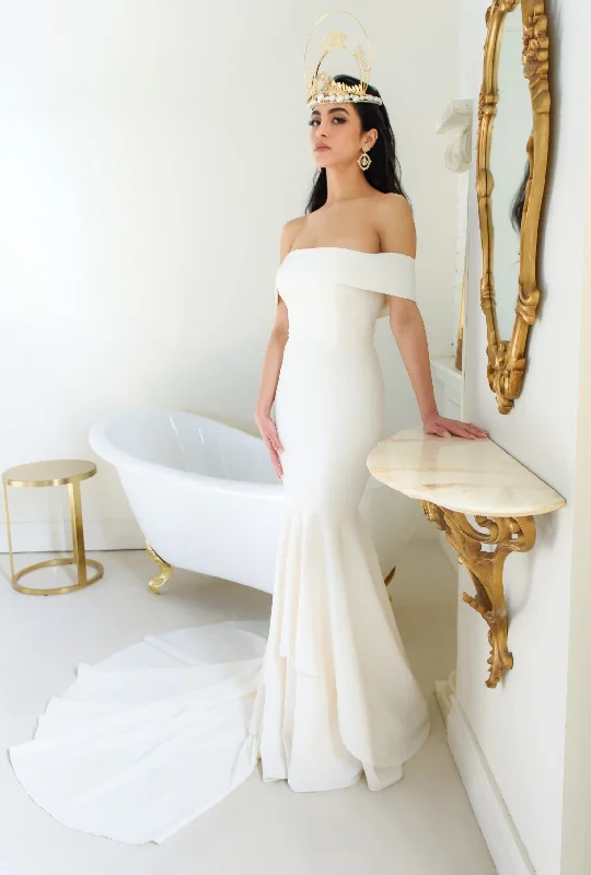 Empire Waist Wedding Dresses with Satin Ribbon for a Flattering FitColby John Daphne L8404 - Size 14 Empire Waist Wedding Dresses with Satin Ribbon for a Flattering FitColby John Daphne L8404 - Size 14
