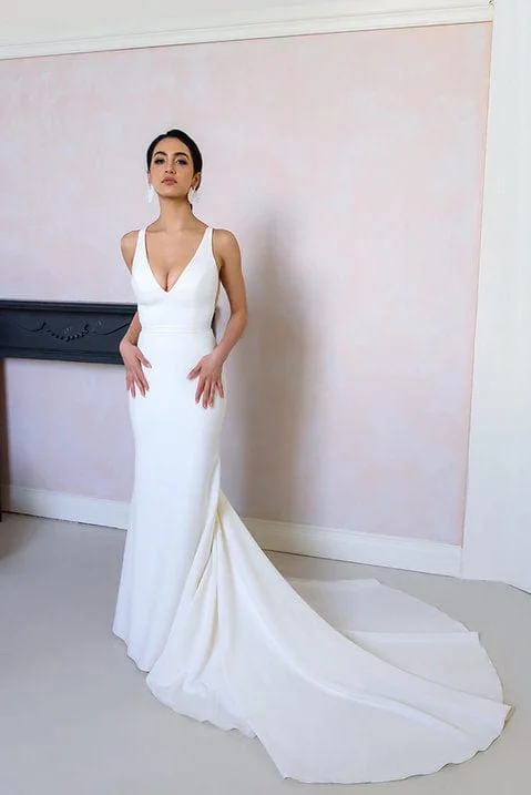 Wedding Dresses with Lace and Tulle Combo and Bow Accents and Beaded Bodice for a Fairy Tale LookColby John Nora L8410 - Size 14 Wedding Dresses with Lace and Tulle Combo and Bow Accents and Beaded Bodice for a Fairy Tale LookColby John Nora L8410 - Size 14