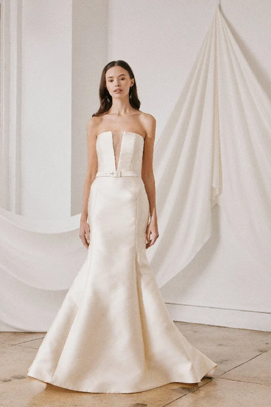 Halter Neck Wedding Dresses with High Low Hem for a Modern TwistDear Heart by Carol Hannah Harper - Size 24 Halter Neck Wedding Dresses with High Low Hem for a Modern TwistDear Heart by Carol Hannah Harper - Size 24