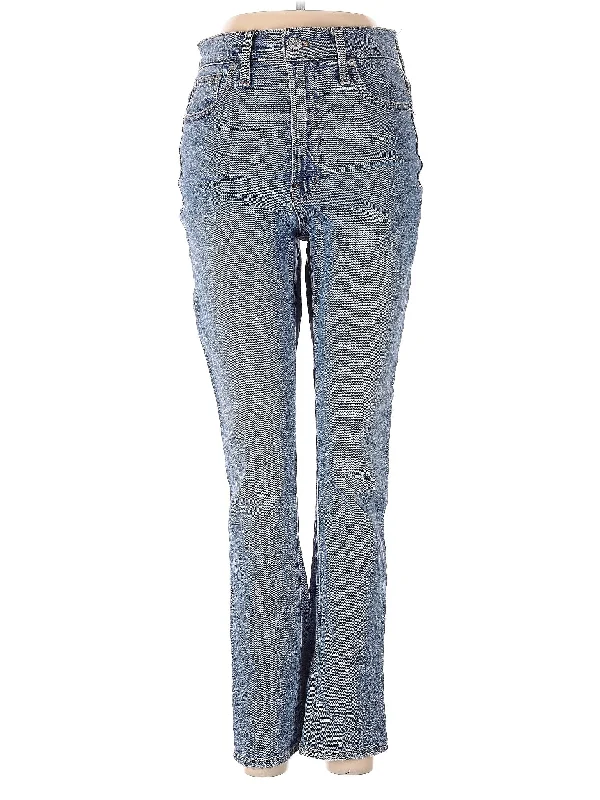 Denim jeans for a barbecue with friends and familyHigh-Rise Bootleg Jeans in Light Wash Denim jeans for a barbecue with friends and familyHigh-Rise Bootleg Jeans in Light Wash