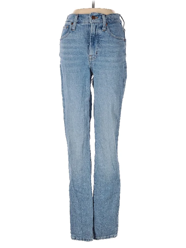 Denim jeans for a sporty - casual outfit with a tennis shoe and a sporty topHigh-Rise Straight-leg Jeans in Light Wash Denim jeans for a sporty - casual outfit with a tennis shoe and a sporty topHigh-Rise Straight-leg Jeans in Light Wash