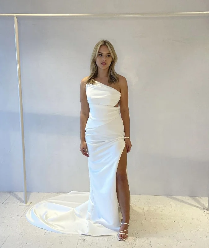 Lace Trimmed Wedding Dresses with Backless Design for a Sexy VibeMarquise Bridal Rentero