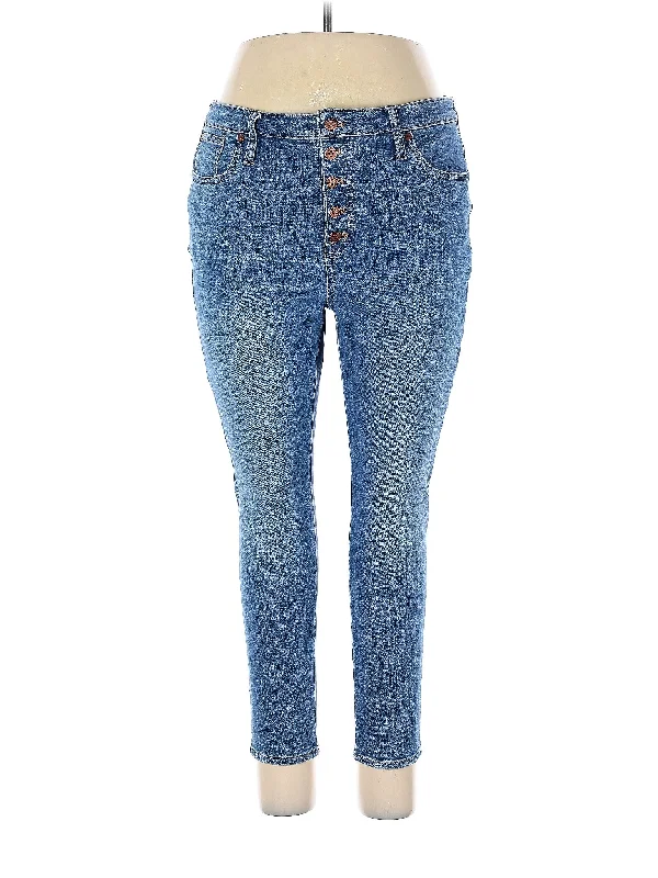 Denim jeans for sports activities like horseback riding or yogaMid-Rise Skinny Jeans in Medium Wash Denim jeans for sports activities like horseback riding or yogaMid-Rise Skinny Jeans in Medium Wash
