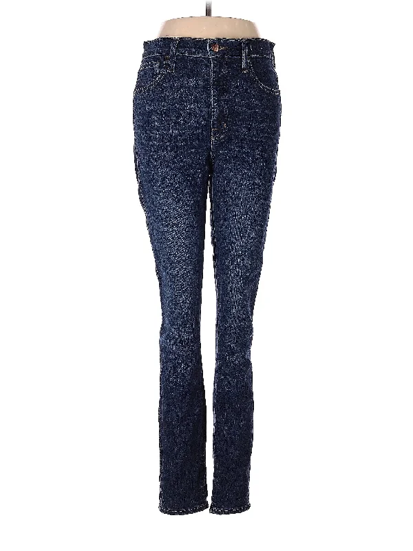 Denim jeans for a sporty - casual outfit with a tennis shoe and a sporty topMid-Rise Straight-leg Jeans in Dark Wash Denim jeans for a sporty - casual outfit with a tennis shoe and a sporty topMid-Rise Straight-leg Jeans in Dark Wash