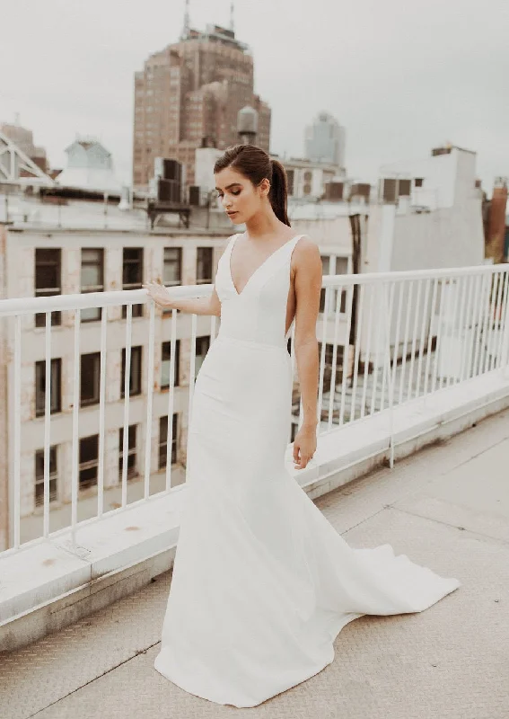 Sleeveless Wedding Dresses with Embroidered Neckline for an Elegant LookSarah Seven Belmont 6 Sleeveless Wedding Dresses with Embroidered Neckline for an Elegant LookSarah Seven Belmont 6