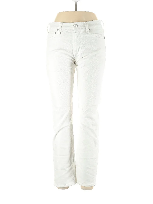 Lightweight denim jeans for warm seasons like summerStraight-leg Jeans in Light Wash Lightweight denim jeans for warm seasons like summerStraight-leg Jeans in Light Wash