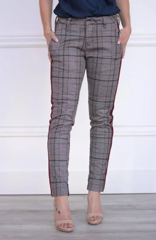 Trousers with front pleats for women in a formal and tailored lookBlaire Trouser In Plaid Navy Trousers with front pleats for women in a formal and tailored lookBlaire Trouser In Plaid Navy