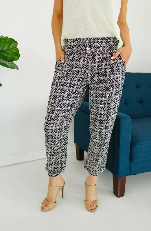 Flowy ankle pants for women in a romantic and feminine styleClaire Jogger Pants In Black Flowy ankle pants for women in a romantic and feminine styleClaire Jogger Pants In Black