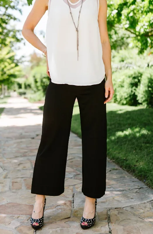 Solid color wide leg pants for women in a minimalist and stylish lookFlare Slit Crop Pant In Black Solid color wide leg pants for women in a minimalist and stylish lookFlare Slit Crop Pant In Black