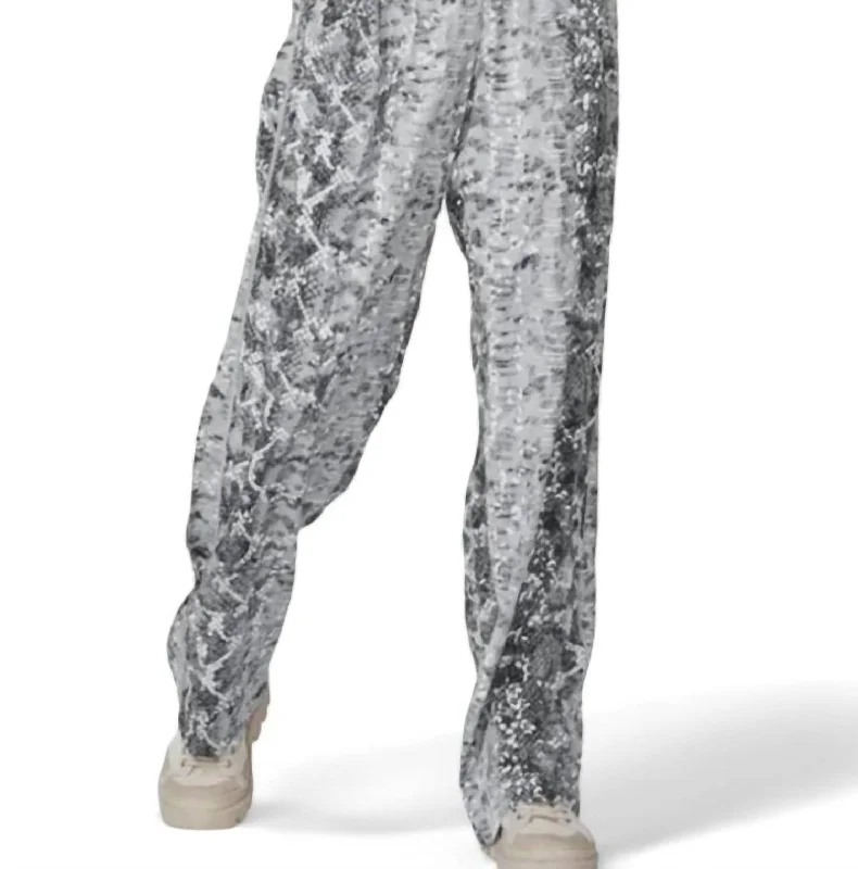 Lightweight track pants for women in sportsOlisa Trousers In Statue Mix