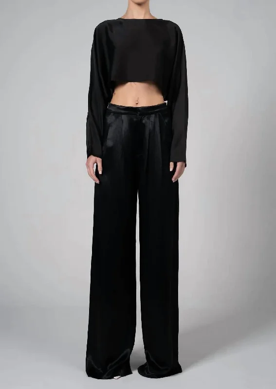 Trousers with front pleats for women in a formal and tailored lookParis Pant In Black Trousers with front pleats for women in a formal and tailored lookParis Pant In Black