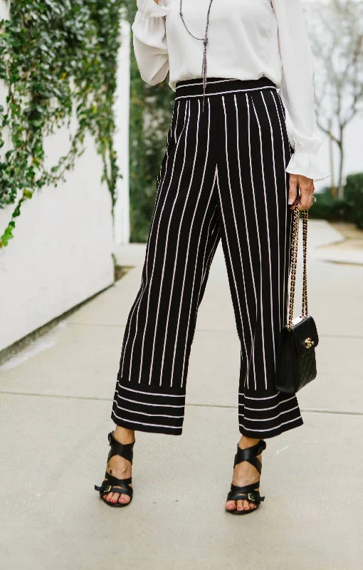 Distressed wide leg jeans for women in a trendy and relaxed styleSkip The Lines Cropped Trouser In Black Distressed wide leg jeans for women in a trendy and relaxed styleSkip The Lines Cropped Trouser In Black