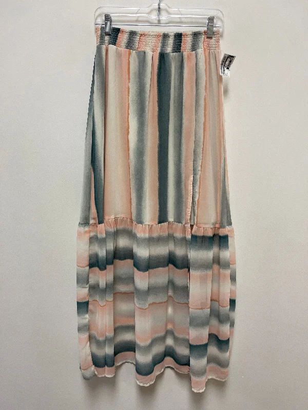 Tiered skirts for a fun and feminine silhouetteBlue & Pink Skirt Maxi Lovestitch, Size M Tiered skirts for a fun and feminine silhouetteBlue & Pink Skirt Maxi Lovestitch, Size M