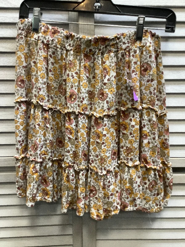 Tiered skirts in an ombre color effectFlowered Skirt Mini & Short Cynthia Rowley, Size L Tiered skirts in an ombre color effectFlowered Skirt Mini & Short Cynthia Rowley, Size L