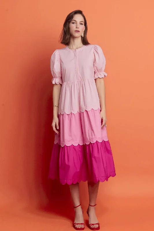 Turtleneck midi dress for a sophisticated and elegant styleColorblock Scallop Dress Turtleneck midi dress for a sophisticated and elegant styleColorblock Scallop Dress