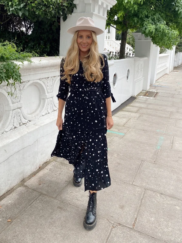Plus size A - line midi dress with a flattering fitHallie Midi Smock Long Sleeve Dress / Star Print Plus size A - line midi dress with a flattering fitHallie Midi Smock Long Sleeve Dress / Star Print
