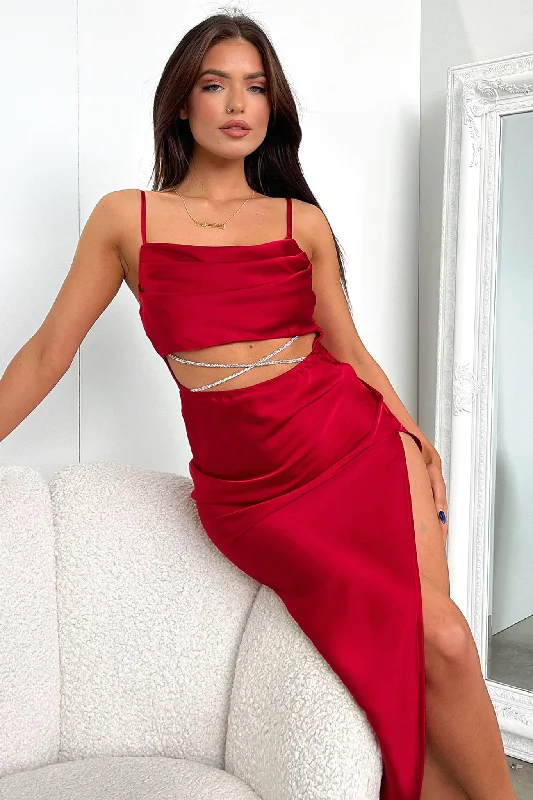 90s - inspired grunge midi dress with a casual and edgy lookKamdyn Midi Dress - Red